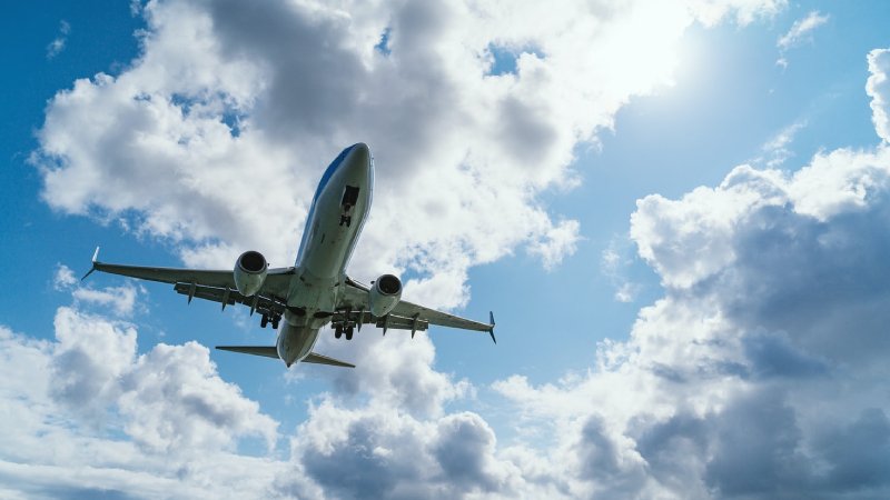 Airlines Resist Tariff Hikes as Industry Faces Recession