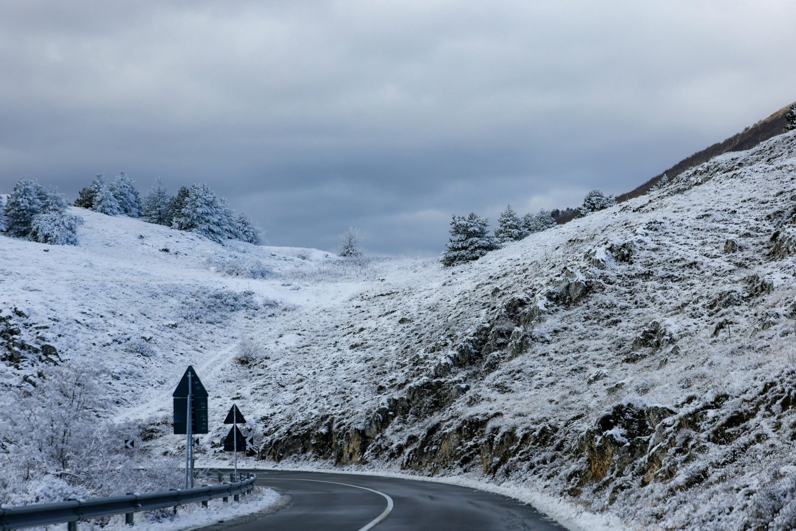 snowy roads due to Winter Storm Fern