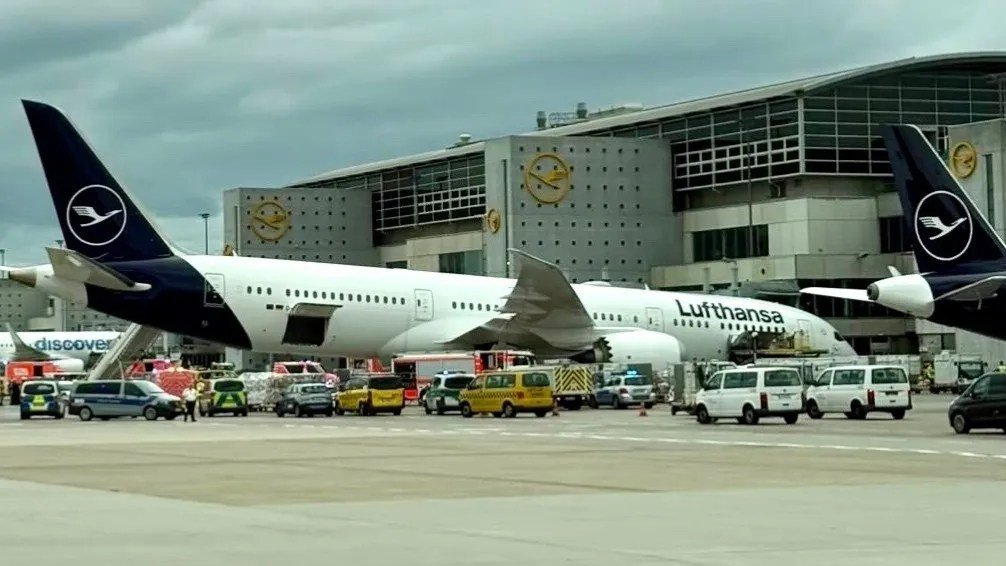 Lufthansa Boeing 787 Nose Gear Collapse Injures Crew at Frankfurt Airport